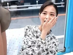 外に旦那を待たせてNTRエッチ！熟女妻にたっぷり膣内射精ｗ